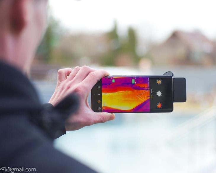тепловизионное изображение работающего смартфона